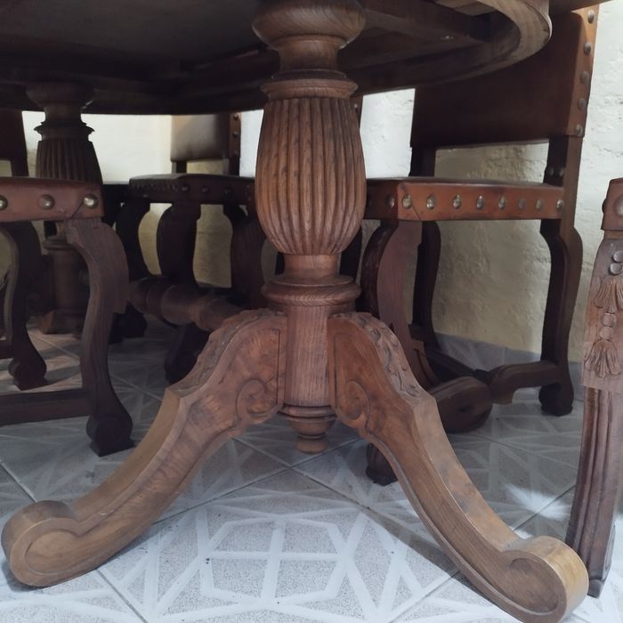 Conjunto de mesa e 8 cadeiras em madeira