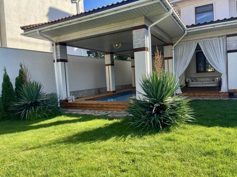 Фешенебельний будинок у стилі Liberty • 380 м² • басейн • тераса