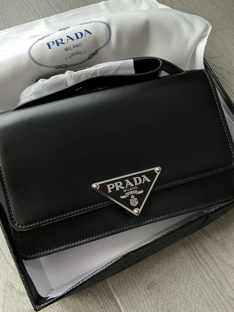 Женская кожаная сумка Prada
