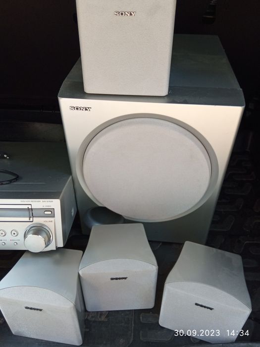 Домашній кінотеатр (Відеомагнітофон, програвач дисків та тюнер)