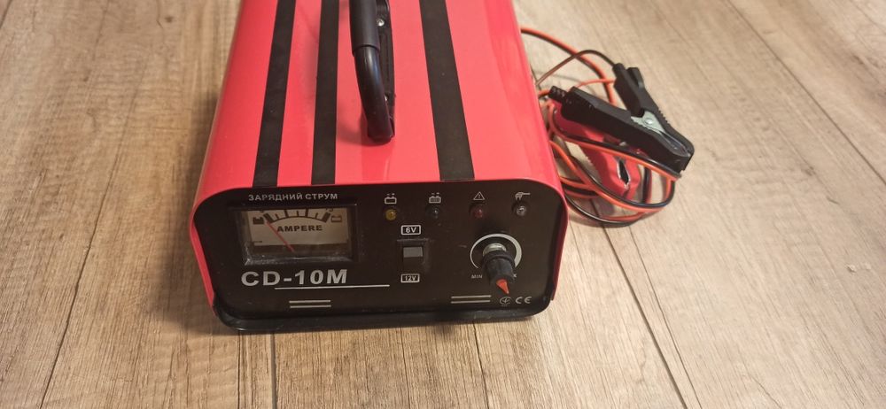 Зарядний пристрій для акумуляторів CD-10M