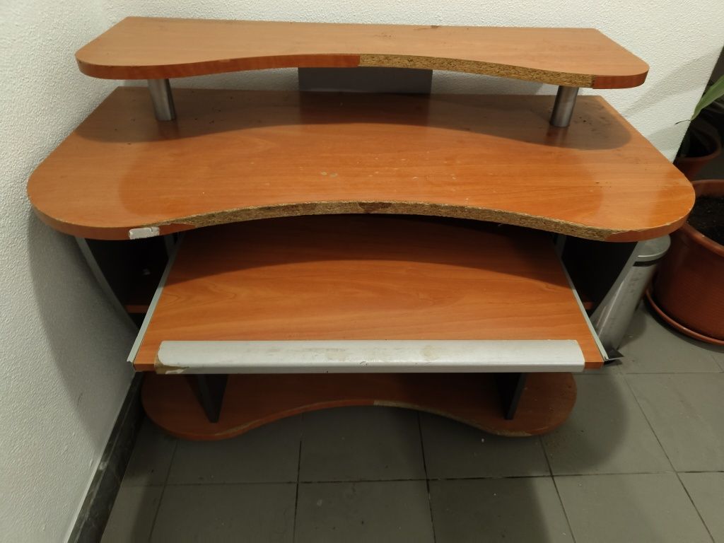 Mesa de computador e estudo