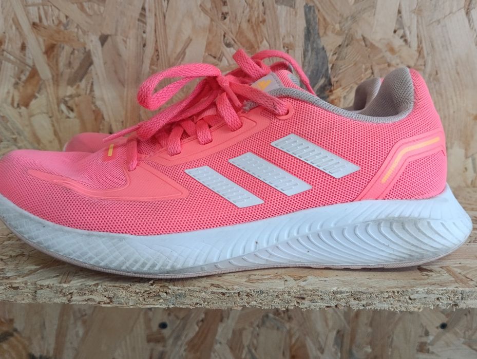 Кросівки adidas.