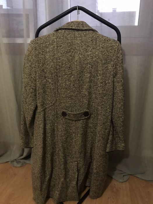 Sobretudo médio em tecido de lã em espiga, côr castanho, marca Capicua