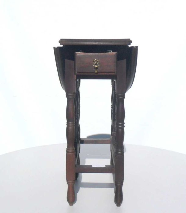 Mesa / móvel de apoio com abas de abrir