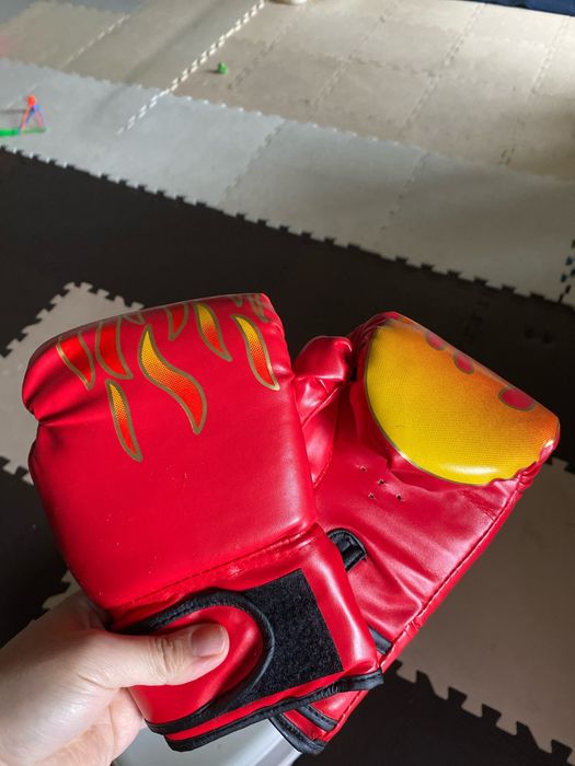 Детские и подростковые боксерские перчатки черные красные