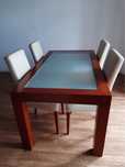 Mesa de jantar e cafeiras