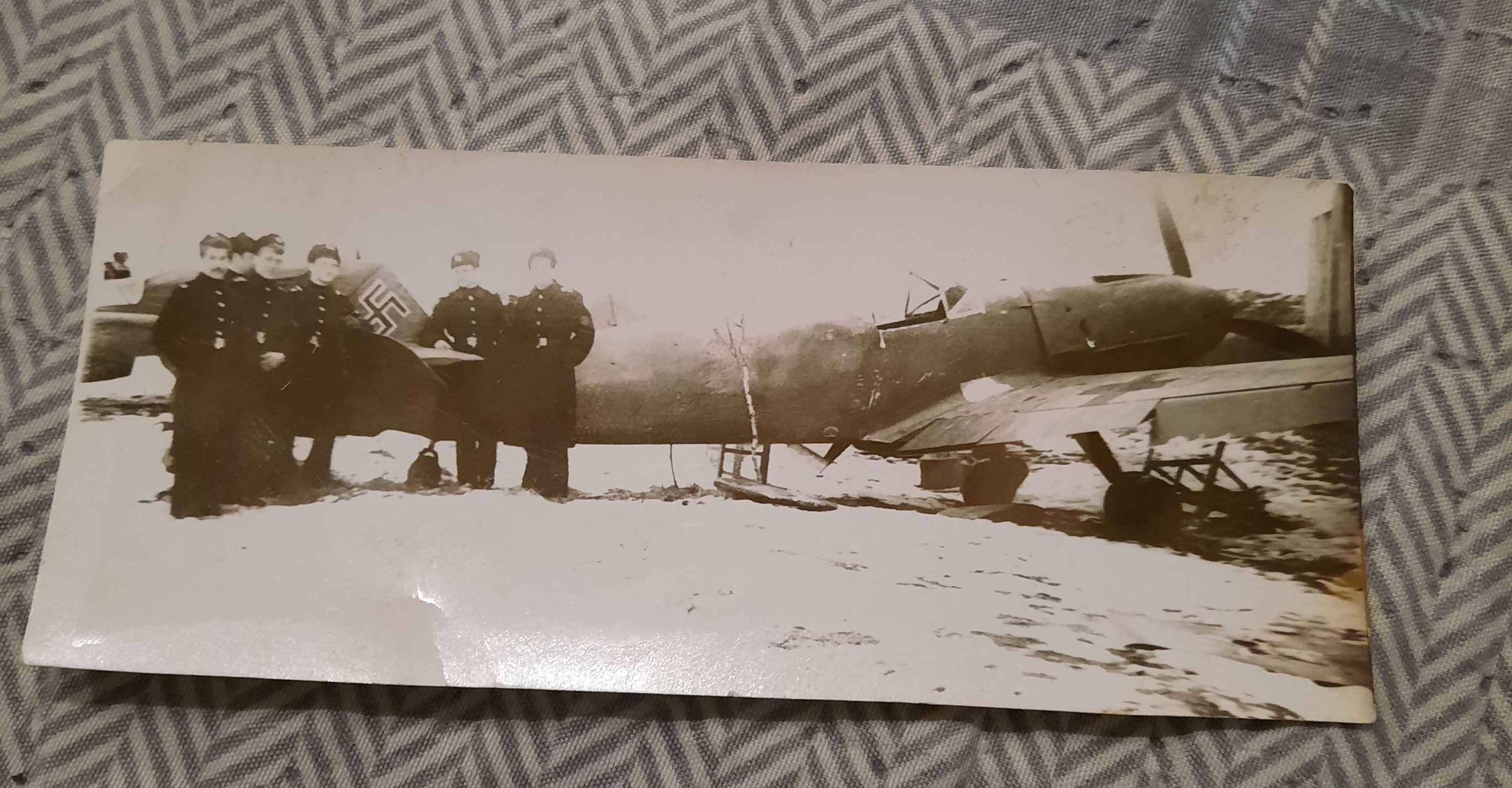 Фотография северного флота на фоне трофейного немецкого самолёта