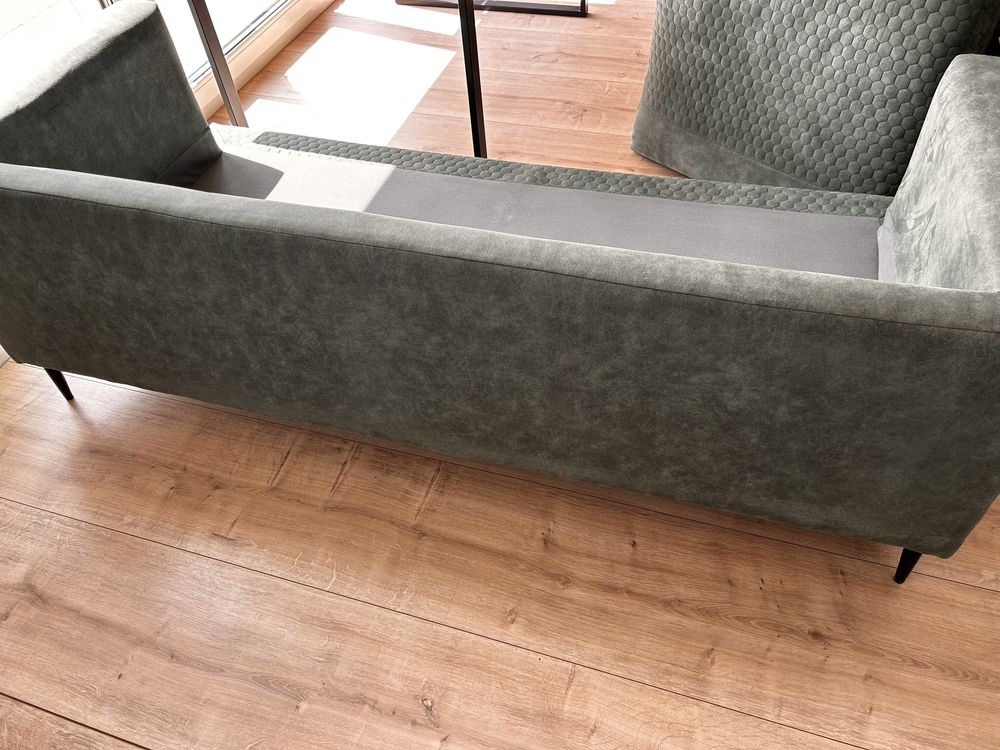 Sofa trzyosobowa wraz z krzeslami