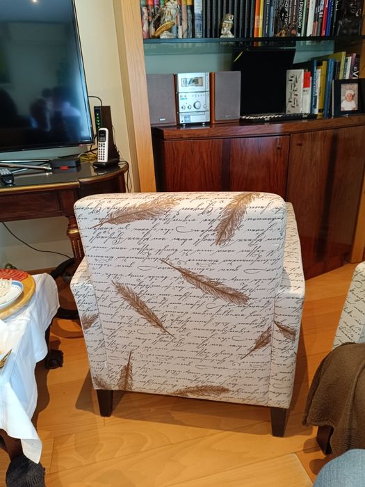 Cadeirões bege e preto