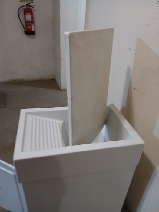 Tanque de lavar roupa com tampa