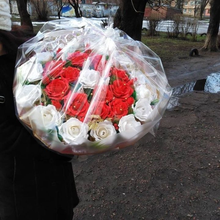 Кошики з цукерками,,солодкі набори.Букеты из цветов  в корзине.