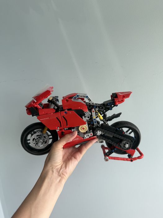 Конструктор LEGO Technic Ducati Panigale V4 R (42107)