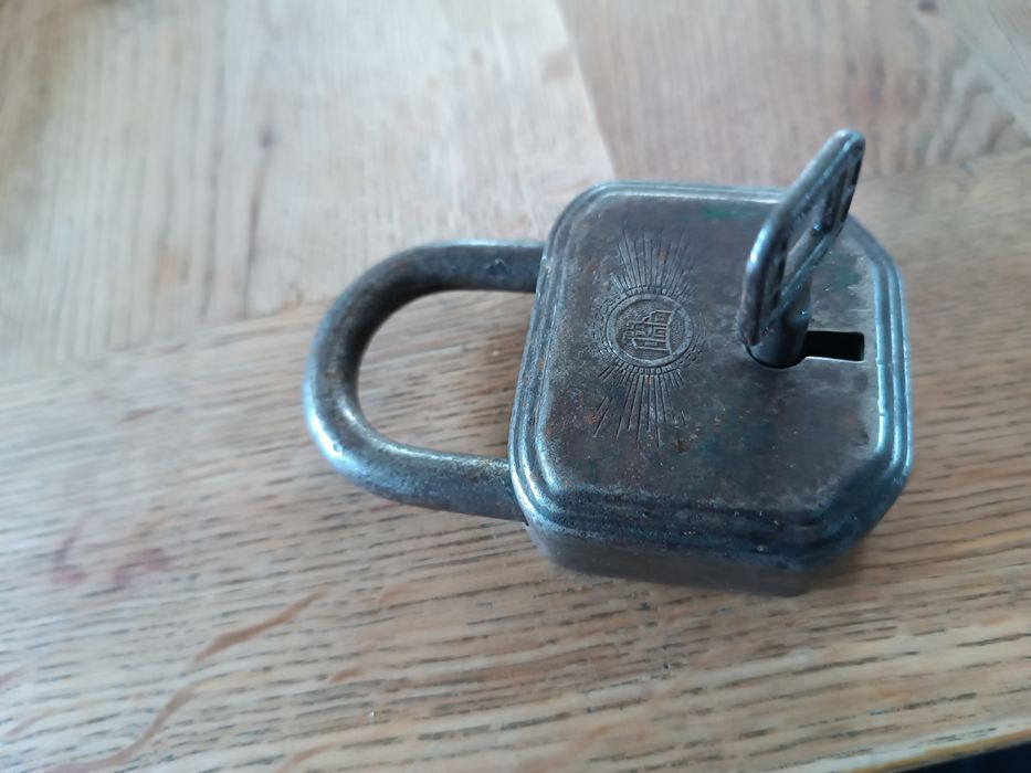 Stara kłódka sygnowana ciekawa