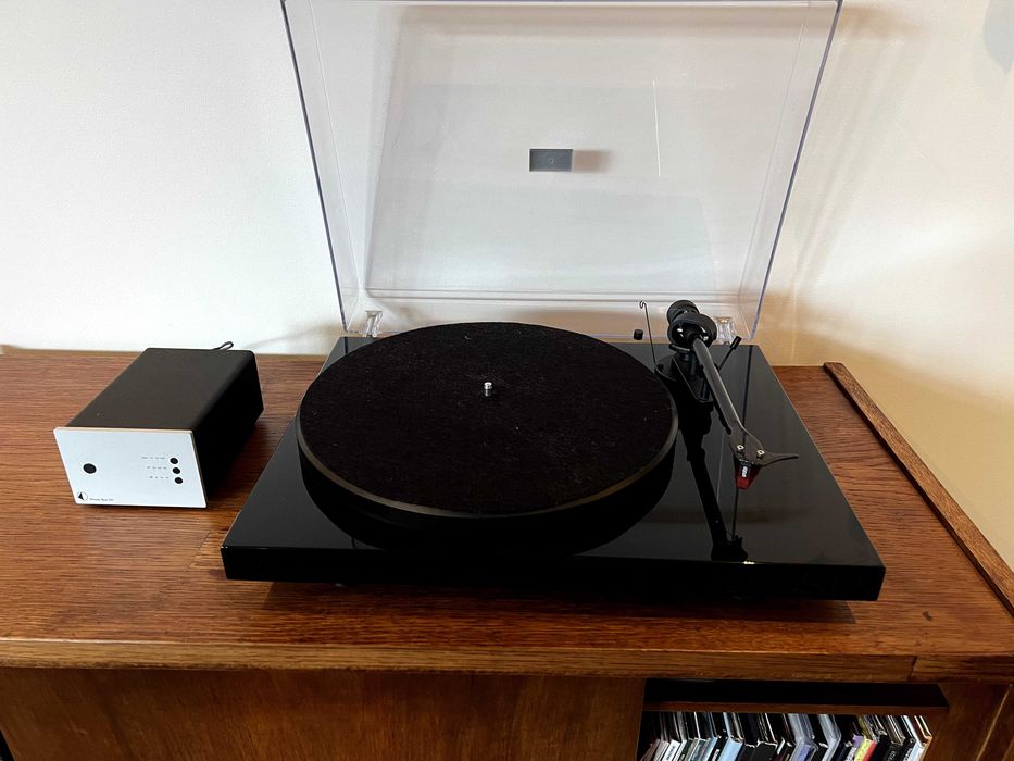 Gramofon Pro-Ject Debut Carbon + 2M Red + Pro-Ject Phono Box DS