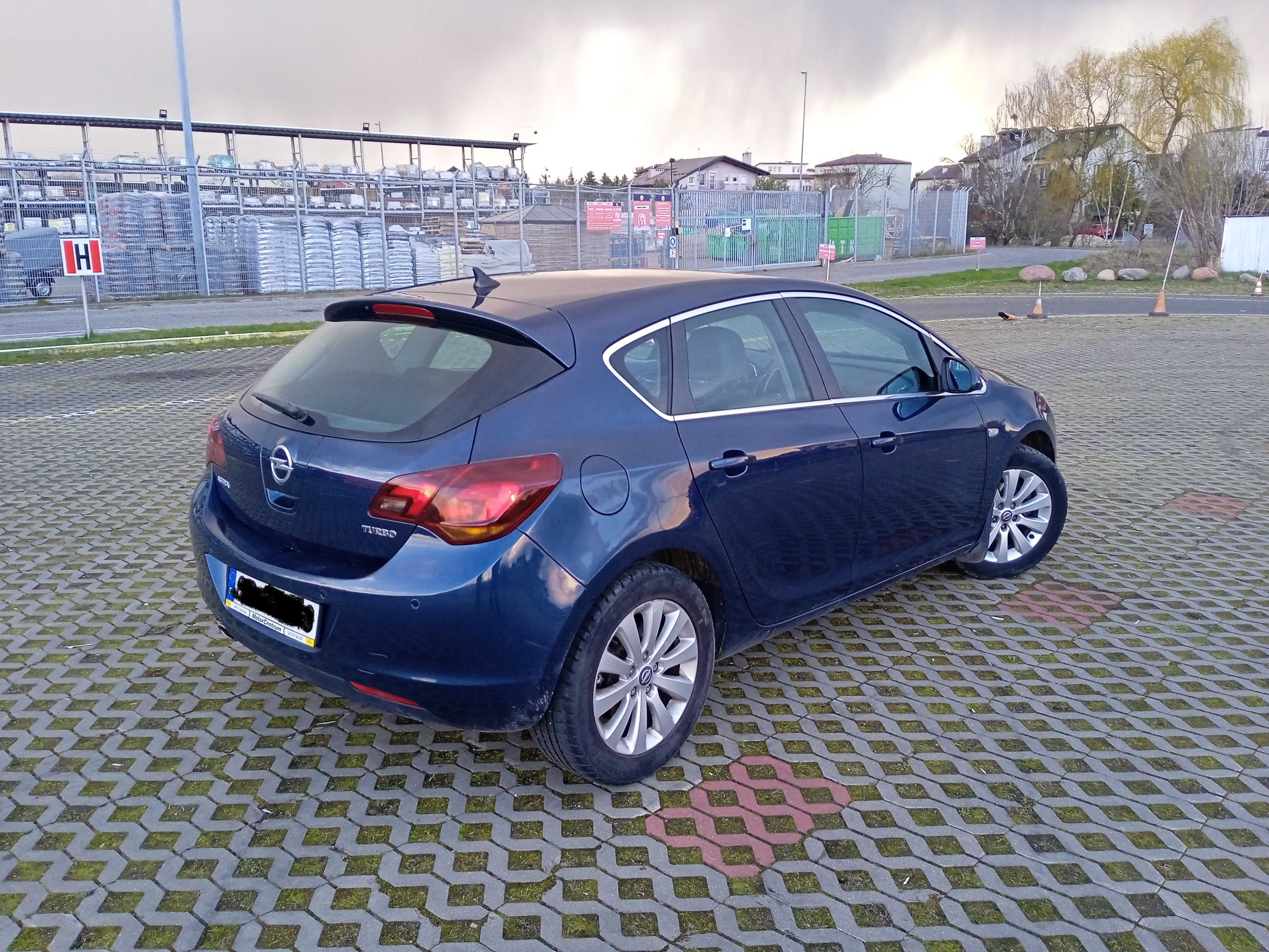 opel astra j 1.6 Turbo 180km, Navi, Bi-xenon skrętny, 2x pdc