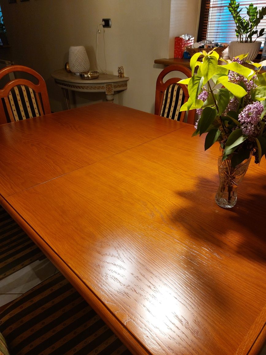 Stół drewniany, rozkładany.
