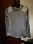 Camisola cinzenta com bordado branco no ombro