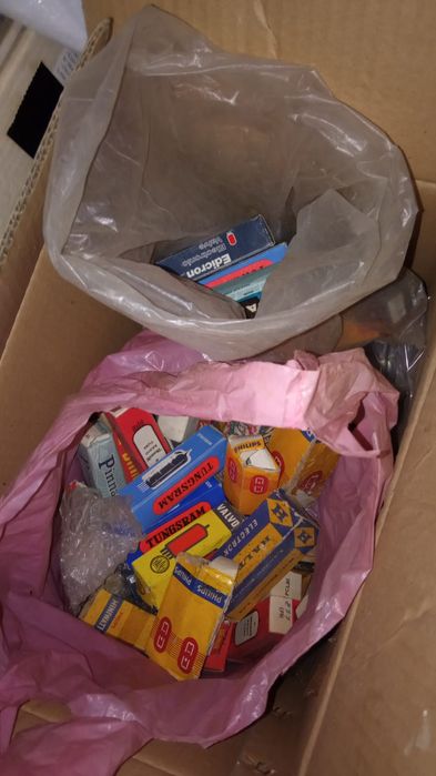 Caixa com cerca de centenas válvulas antigas de rádio e TV.