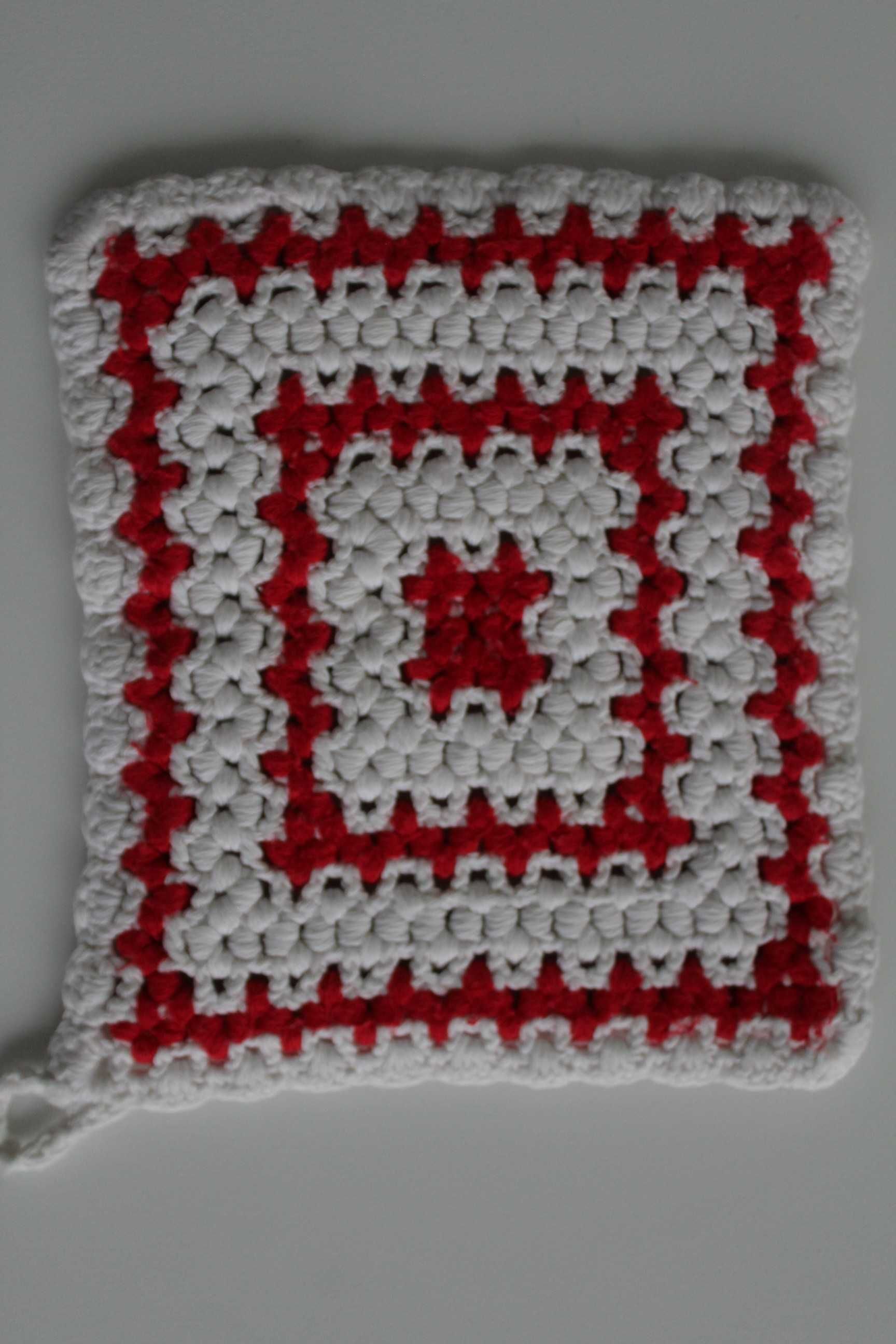 Biało-czerwona łapka kuchenna w stylu vintage 15,5 cm x 13,5 cm