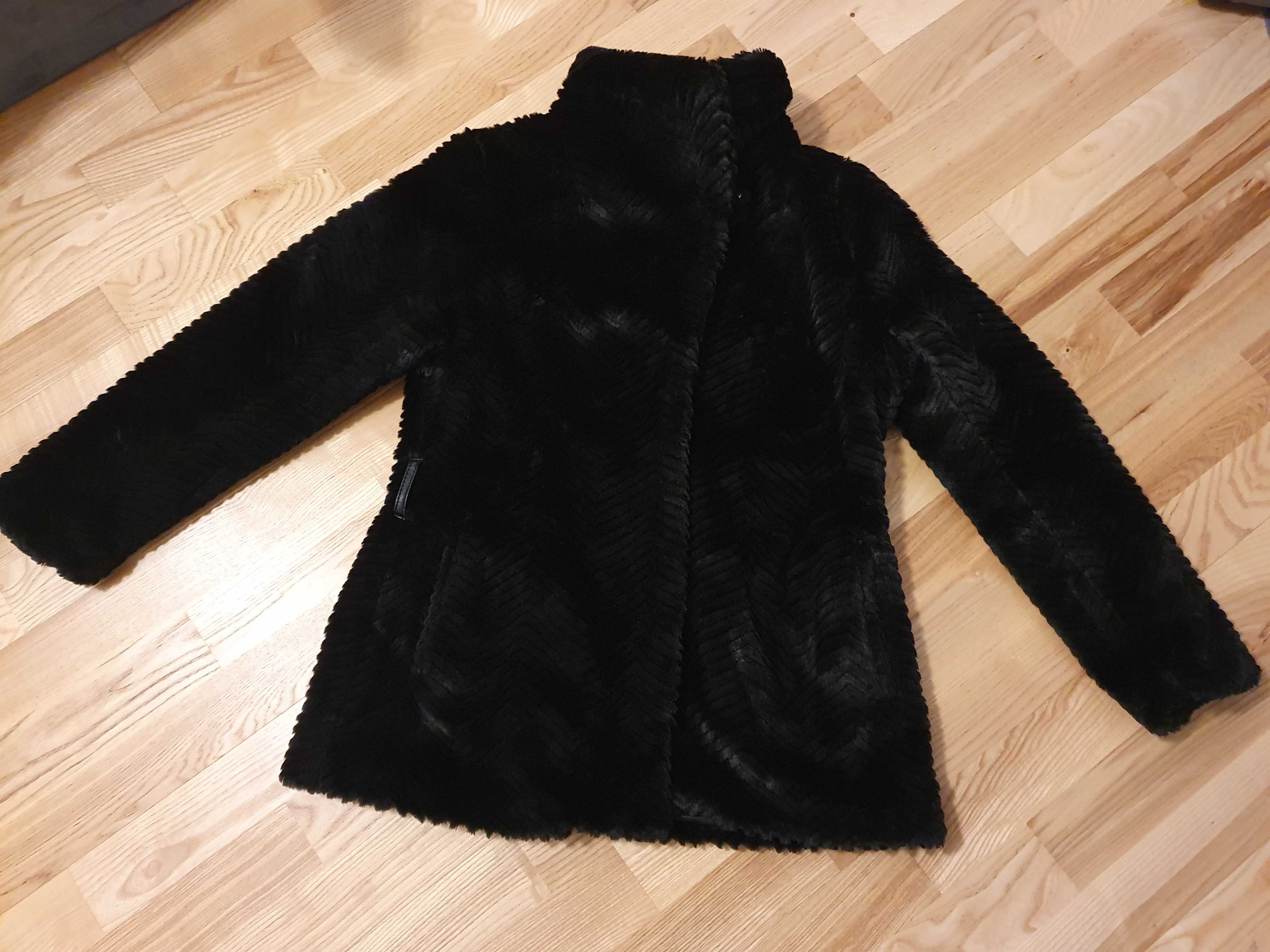 Futerko czarne firmy H&M