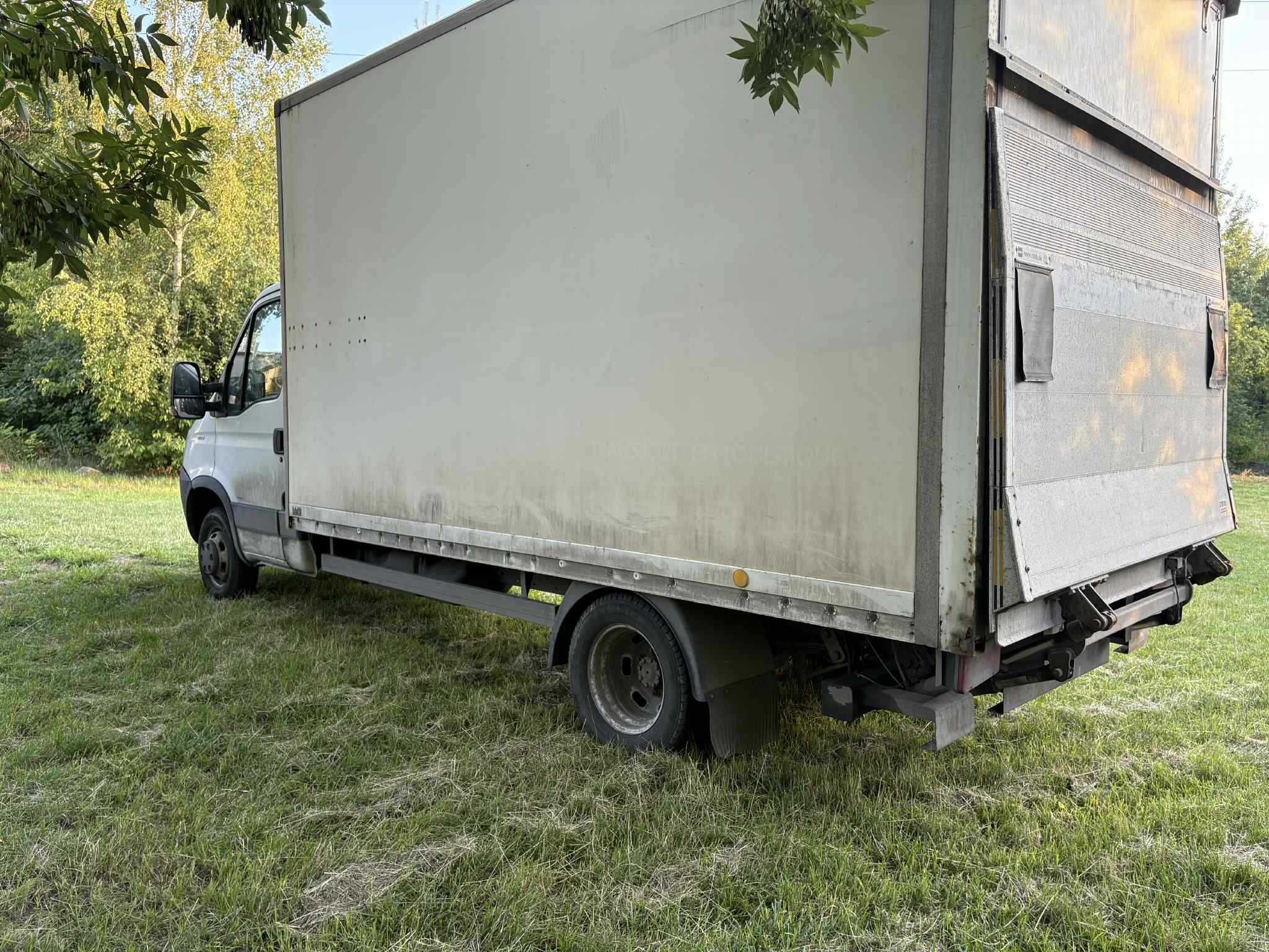Iveco Daily 35C12 z kontenerem i winda