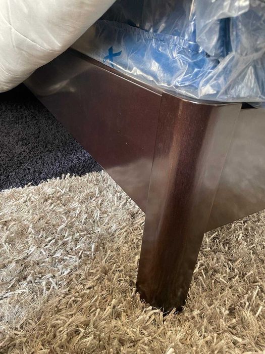 Cama de casal com cabeceira estofada e mesas de cabeceira incluídas