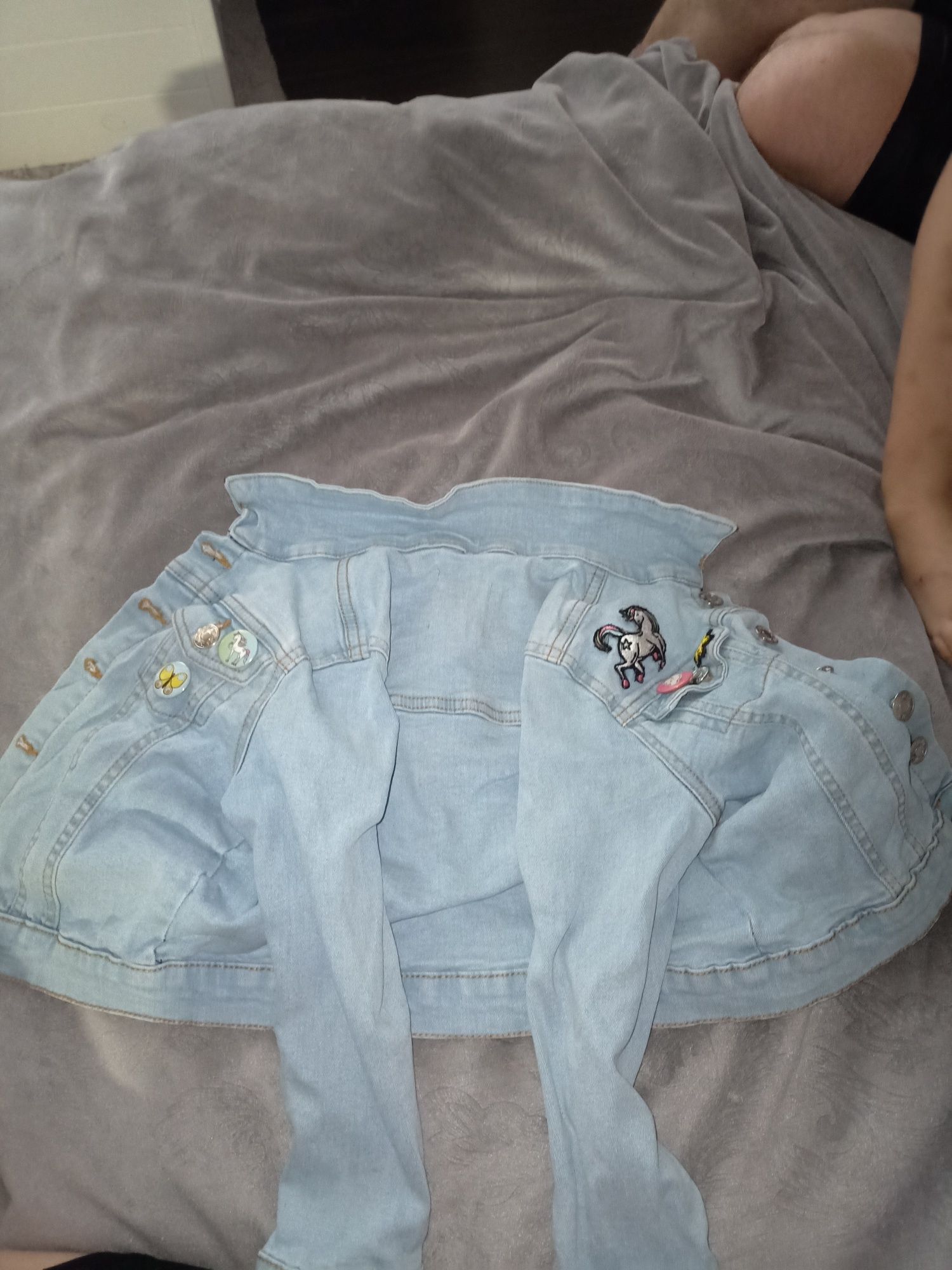 Katana jeansowa dla dziewczynki z przypinkami