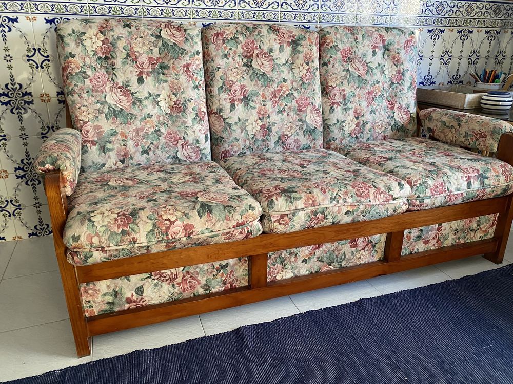 Conjunto 3 sofas ( grande faz cama) + mesa bambu