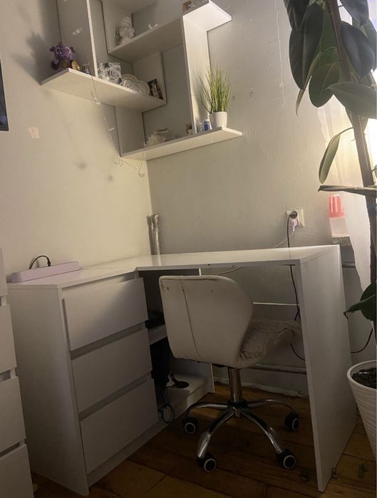 Biurko narożne z półką na ścianę