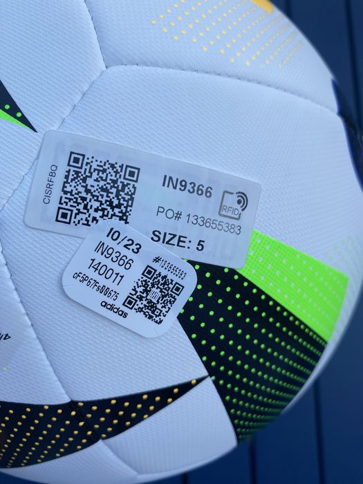 Nowa piłka Adidas Euro 2024 Fussballliebe autograf Szymon Marciniak