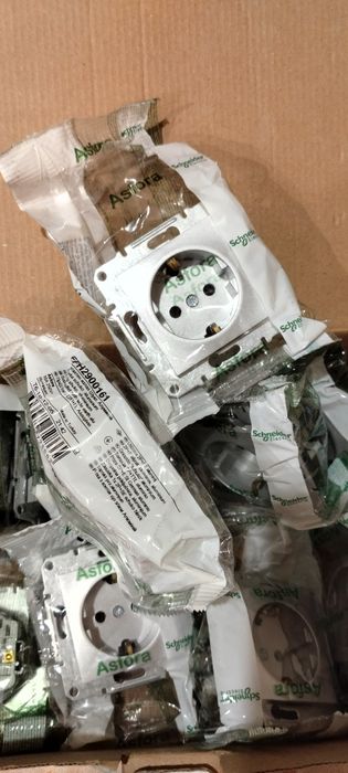 електрична розетка із заземлюючим контактом серії Asfora 100