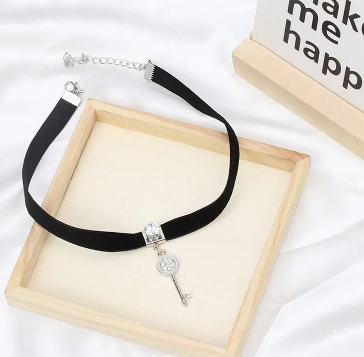 Жіночий оксамитовий чокер з блискучим каменем