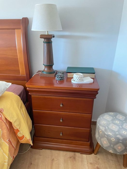 Cama de casal em madeira Cerejeira