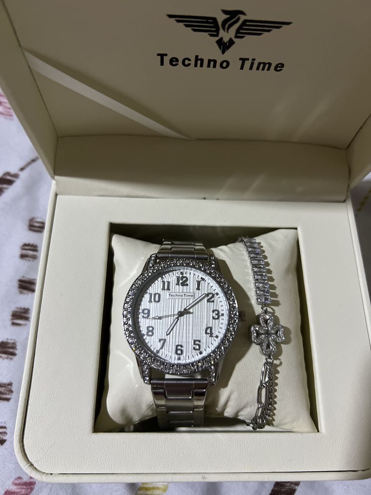 Conjunto de relógio e pulseira prata