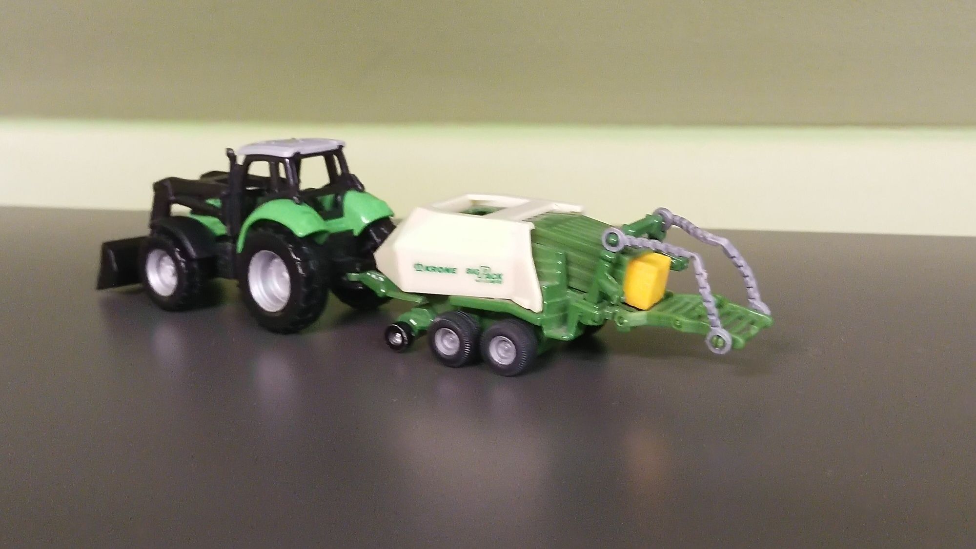 Siku traktor Deutz Fahr prasa 1:87