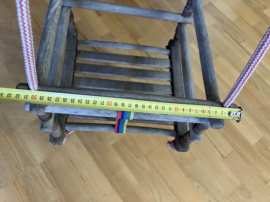 Huśtawka drewniana dla malucha – do ogrodu