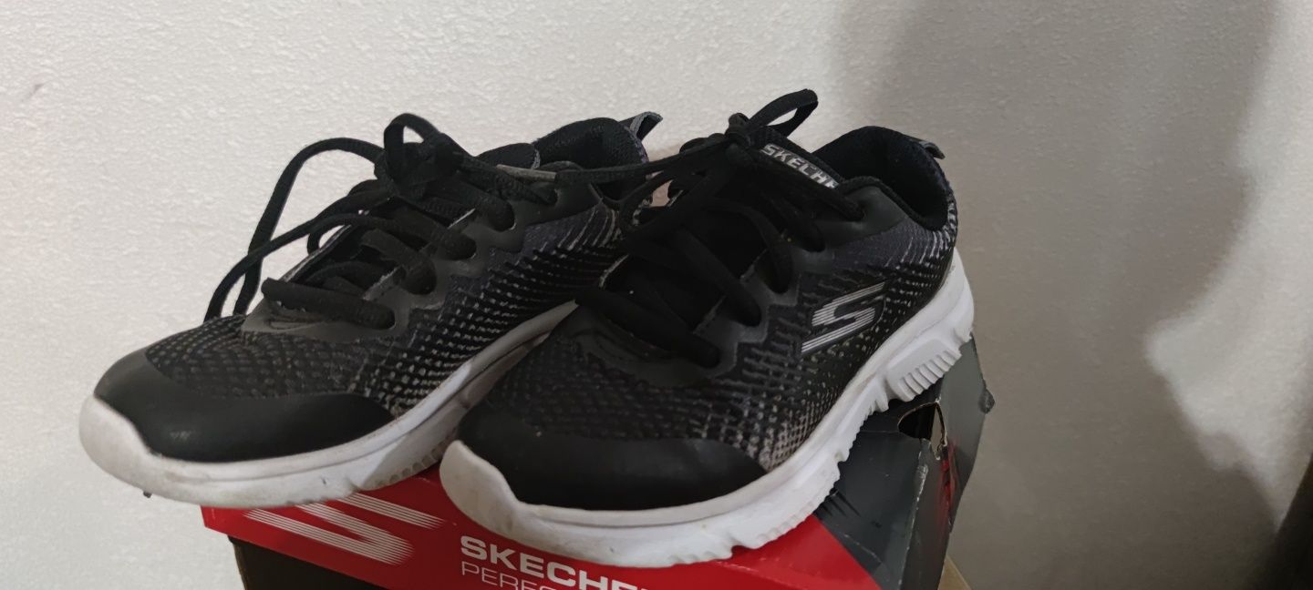 Кросівки дитячі Skechers розмір 32