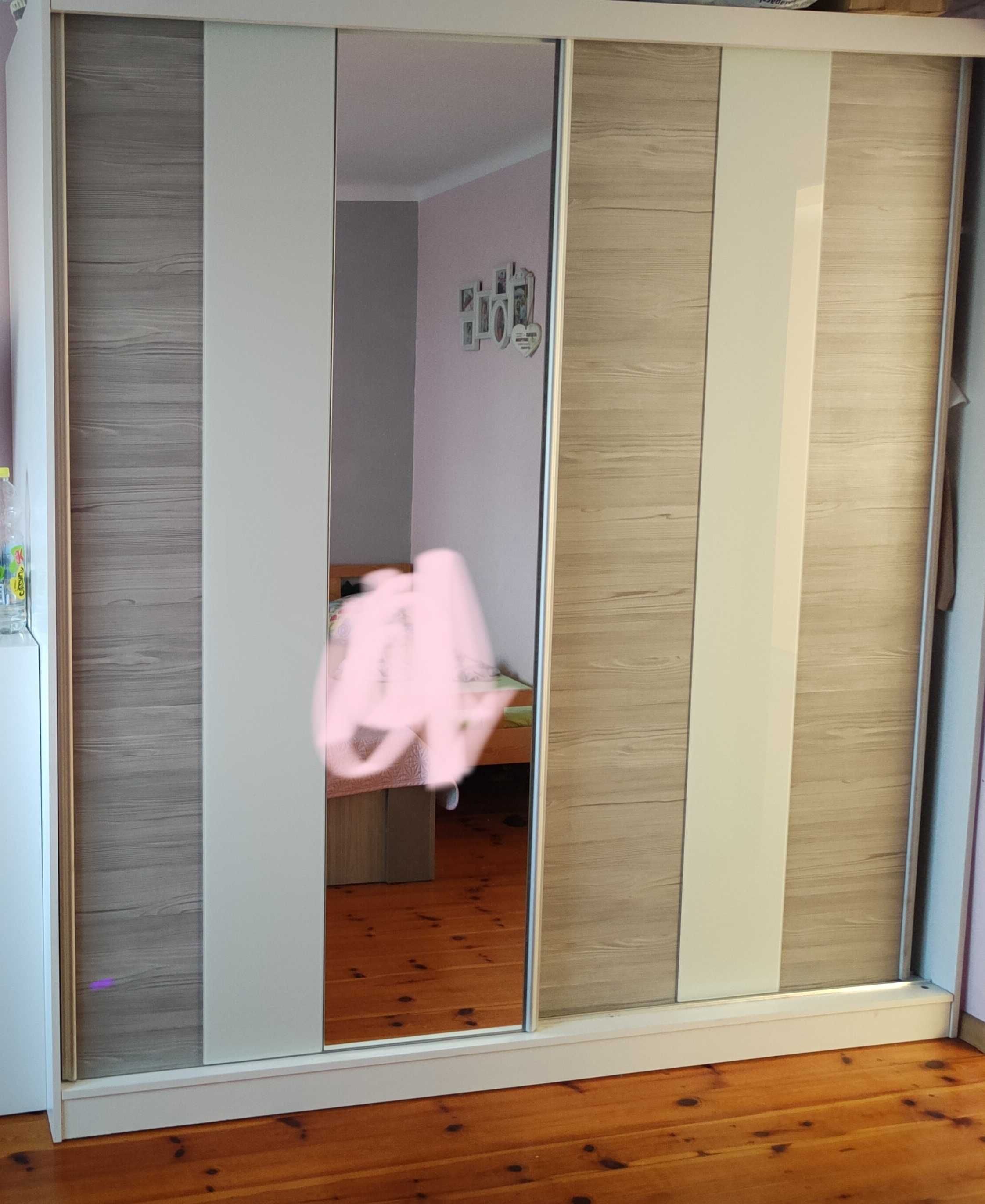 Szafa przesuwna z lustrem