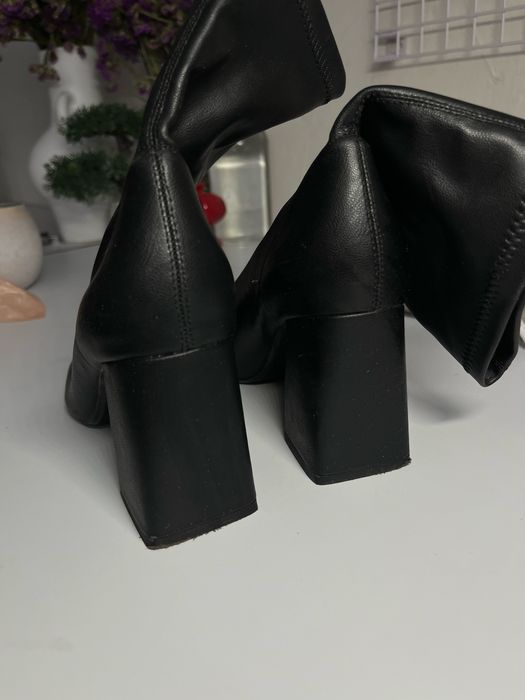 Ботильйони чорні BERSHKA