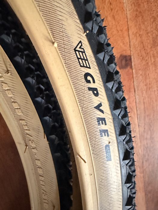 Opony rowerowe 28 cali GP VEE (42-622) komplet NOWE