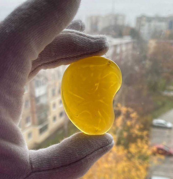 Старый бакелит. Под янтарь.