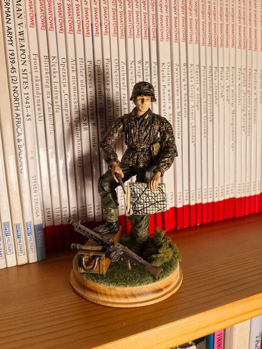 Diorama z figurka zolnierza Wehrmachtu + MG 42 na podstawce.