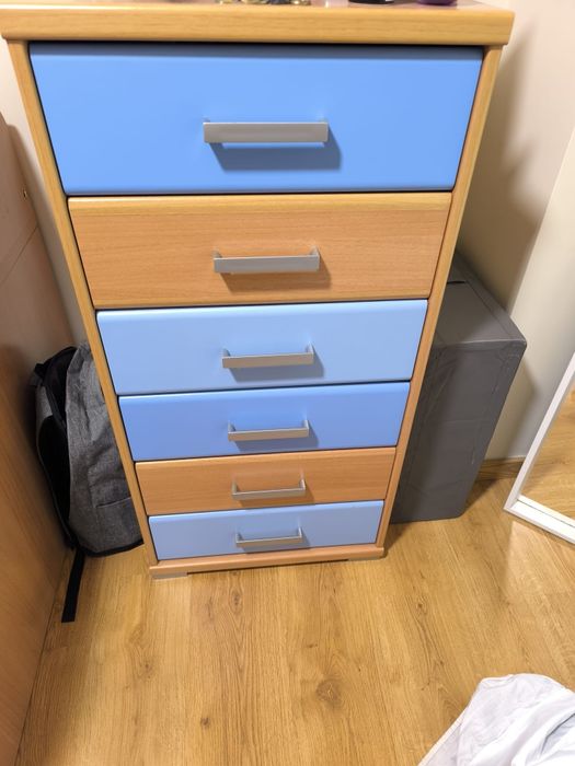 Quarto para jovens com 2 camas e camiseiro