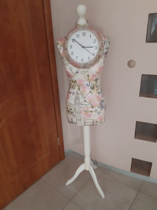 Manekin artystyczny róże flower garden biały zegar boho ozdoba figurka