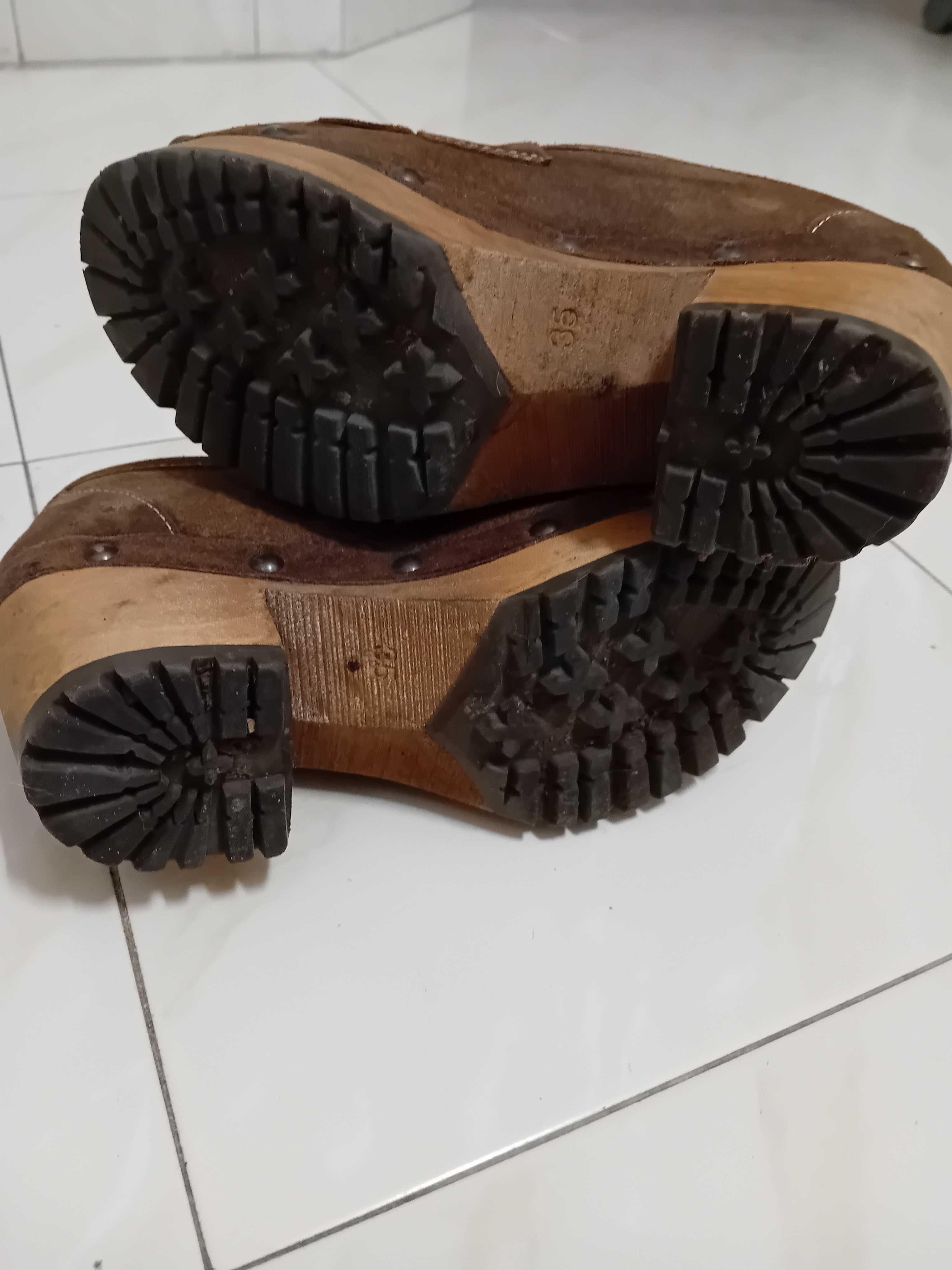 Sapatos tipo camurça, com salto em madeira e franja