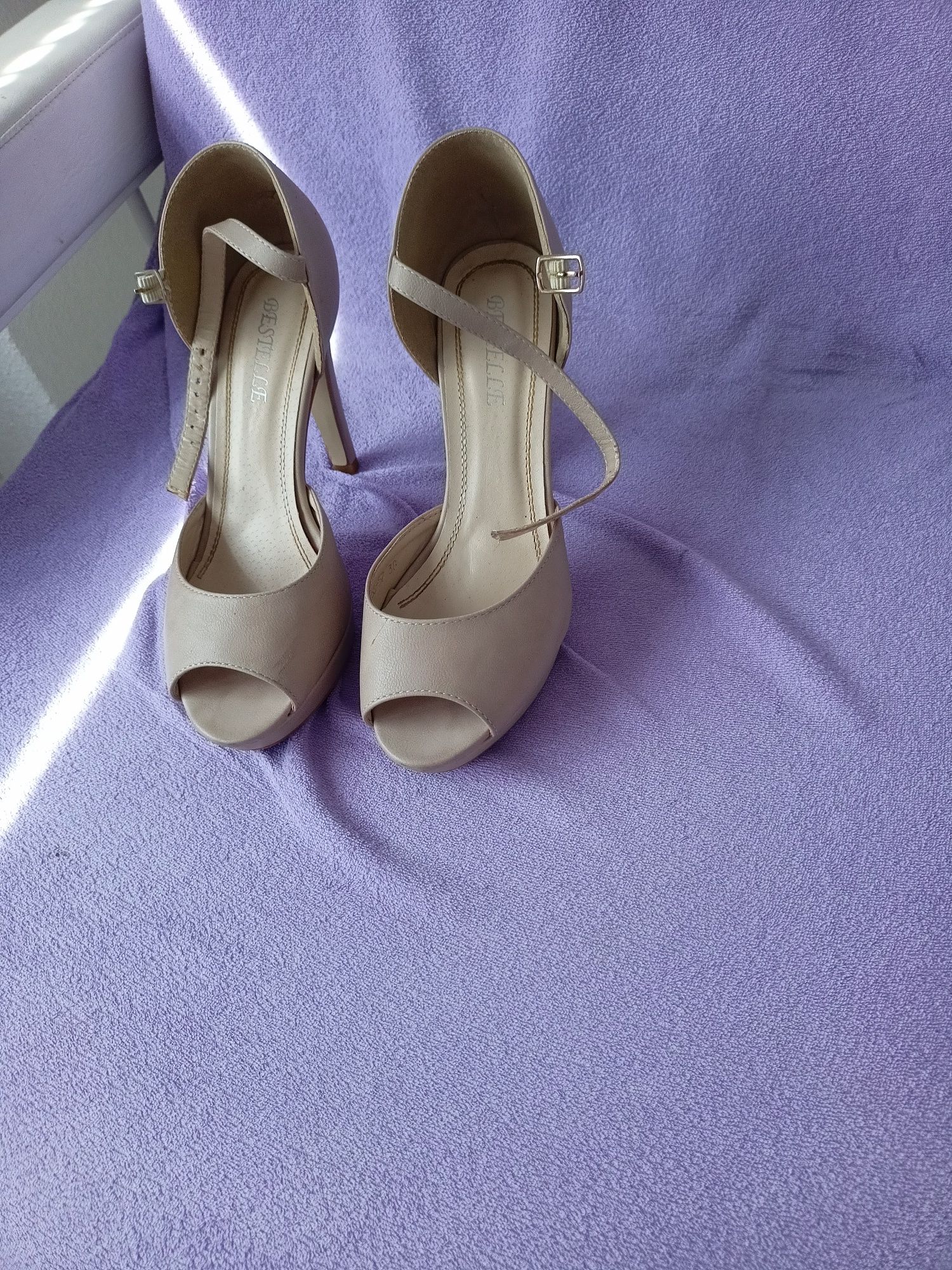 Buty szpilki bezowe