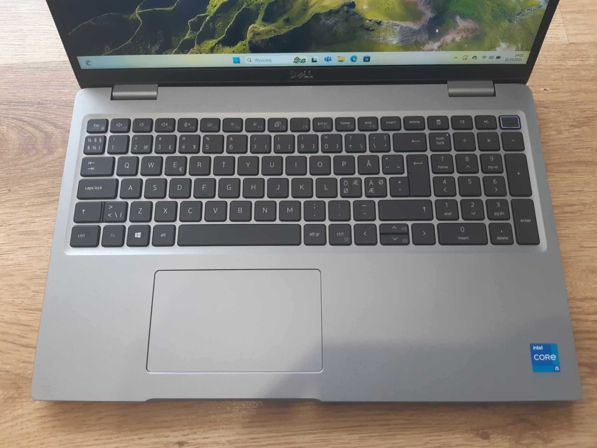 Świetny ładny Dell Latitude 5520 i5 1135G7 16 GB DDR4 1 TB SSD 15,6"