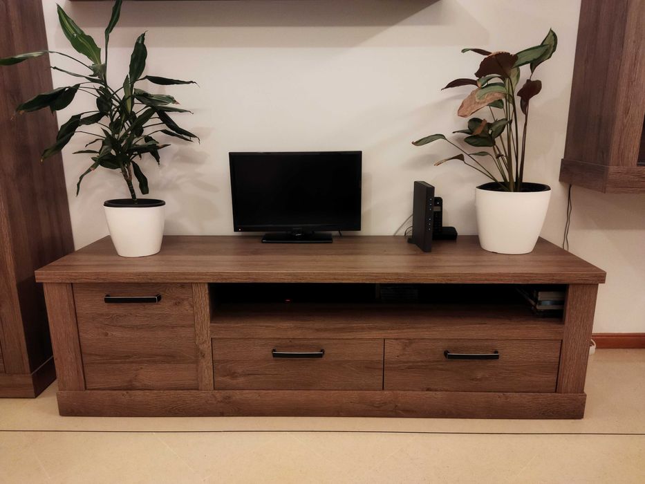 Móveis de sala com acabamento em carvalho e luzes LED's