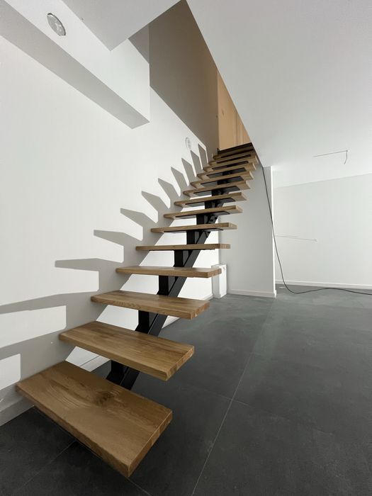 Schody Dębowe / konstrukcja stalowa jednowangowa